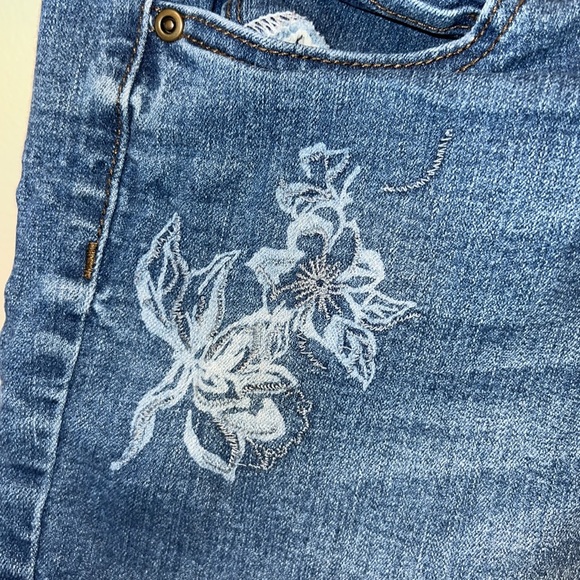 Flower embellishments on front pockets - Picture 2 of 7